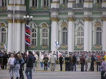 Suomalainen sotilassoittokunta Eremitasin edustalla.