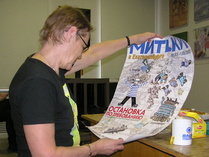 Tutkittavana on Mitkojen juliste Marat-kadun museossa 2011.