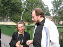 Elina Kahla ja diakoni Aleksandr Bertash Lavrassa.