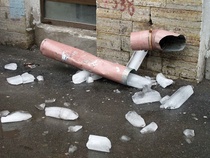 Kevään 2010 sulamisvaaroja. Kuva: Pertti Laherma.