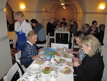 Lounas Pyhän Marian kryptassa. Kuva: Pertti Laherma.