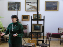 Kuindzhin opas. Ateljee sijaitsee vastapäätä Sokos-hotellia Vasilin saaren pörssiaukion takana ja oppaiden ja karttojen avulla hieman vaikeasti löydettävissä. Mutta hotelli on hyvä maamerkki.