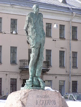 Akateemikko ja ihmisoikeustaistelija Andrei Saharovin patsas Vasilinsaarella.