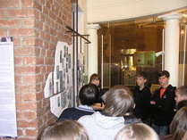 Koululaisporukalle kerrotaan Anna Ahmatovasta, talvisodasta ja vainojen vuosista.