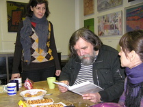 Mitjan vaimo, Mitja ja kirjallisuuslehden toimittajat tutkivat Pietari-seurallekin ajankohtaista artikkelia Boris Smelovista.