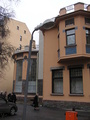 prospektilta. 6-kulmaisen aukion pääsuunnittelija oli Vasili Schaubin.
Insinööri Tshajevin talo. Arkkitehti B.P.Apishkov 1906-1907. Ulitsa Rentgena 9.