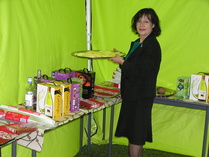 Kaarina Peltonen kattaa pöytää syyskauden 2010 avajaisiin.